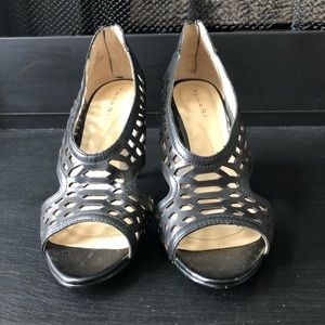 Tahari size 7 peep toes heels NWOT